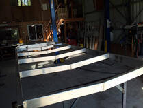 Flat-bed frame with cross members